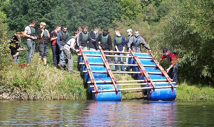 AzubiAusflug als Teamarbeit mit Floß