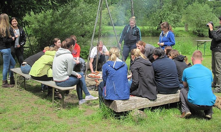 Im Team Grillen direkt am Neckar mit Lagerfeuer