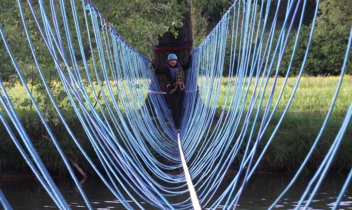 Erfolgreiche Überquerung der selbstgebauten Burmabrücke