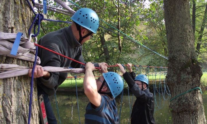 Die Seile nochmals nachspannen Burmabrücke