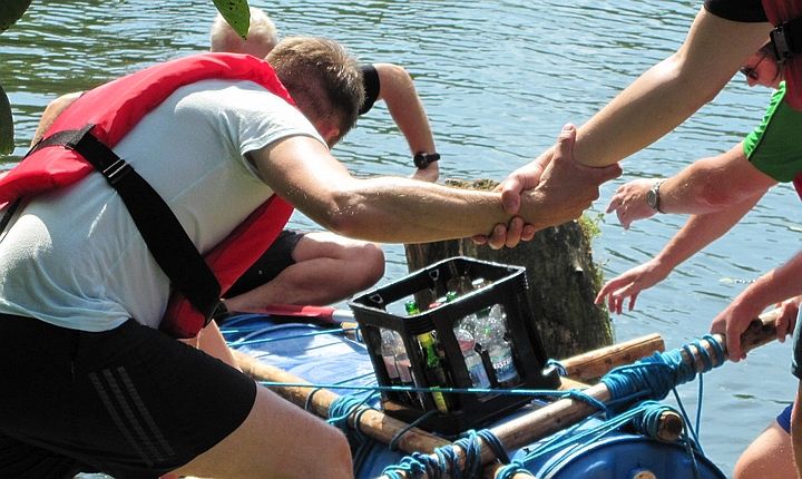 Flossfahrt: sich gemeinsam helfen, Teambuilding