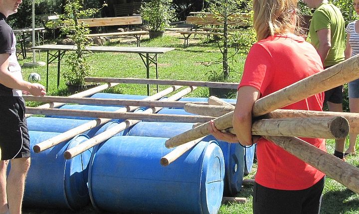 Im Team ein Floß bauen