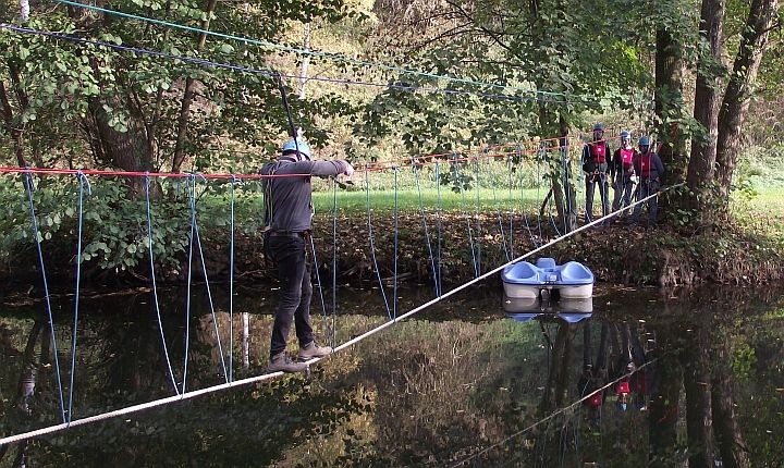 Erfolgreiche Überquerung der selbstgebauten Seilbrücke