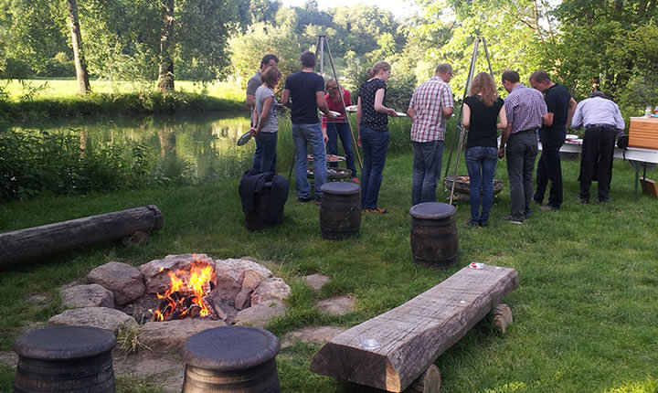 Teamgrillen beim aktiven Betriebsausflug